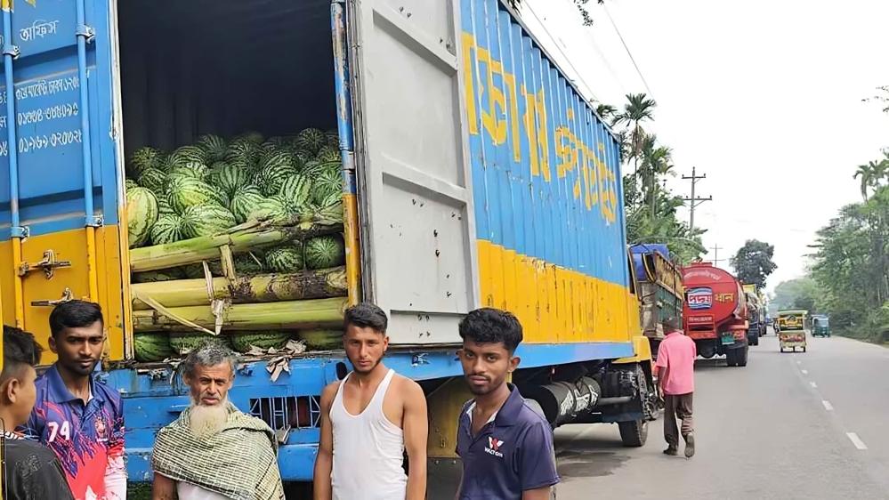 ইলিশা ফেরিঘাটে ফেরি সংকটে লাখ লাখ টাকার তরমুজ নষ্ট